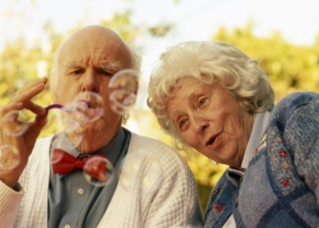 Надо ждать старости: ученые говорят, что только тогда мы становимся счастливее