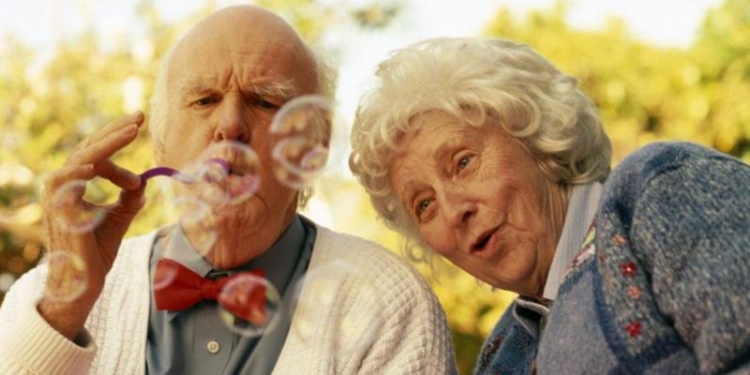Надо ждать старости: ученые говорят, что только тогда мы становимся счастливее