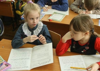 Лучше поздно, чем совсем поздно: в украинских школах изымают пособие по русскому языку со стихами о “гордом”  гербе РФ