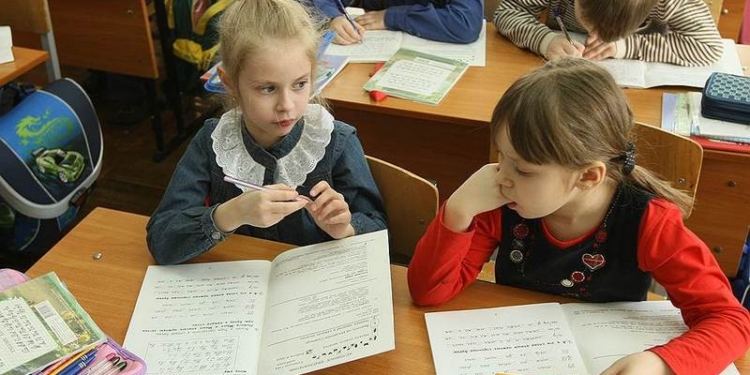 Лучше поздно, чем совсем поздно: в украинских школах изымают пособие по русскому языку со стихами о “гордом”  гербе РФ