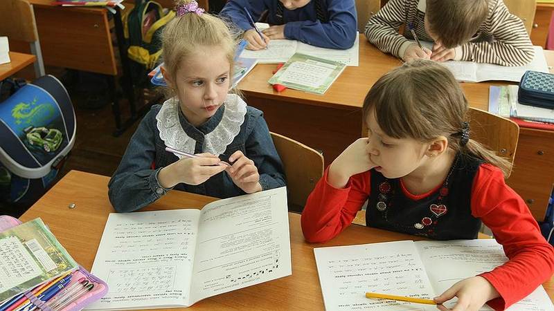 Лучше поздно, чем совсем поздно: в украинских школах изымают пособие по русскому языку со стихами о "гордом" гербе РФ 2
