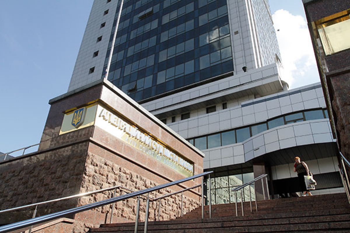 Первый пошел. Журналисты через суд заставят Авакова признаться, кому он раздал наградное оружие