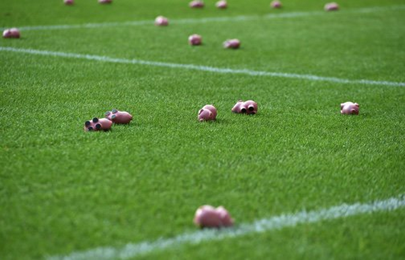 Фанаты выкинули на поле сотни свиней и сорвали футбольный матч 1