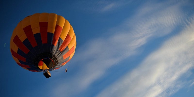 В гонках за адреналином: новые трюки скайдайверов качели на воздушных шарах