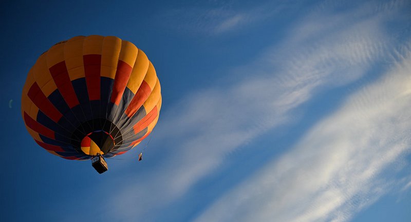 Воздушный шар с пассажирами затянуло в мощный вихрь – видео 1