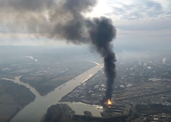 Взрыв на немецком химзаводе убил двух пожарных. 25 ранено