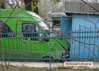 В центре Николаева маршрутка влетела в киоск