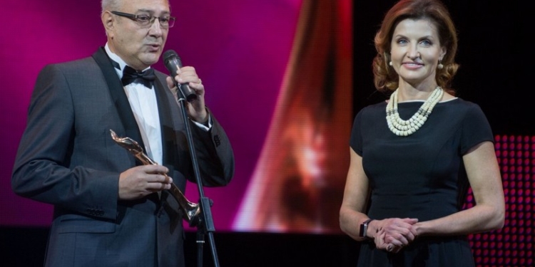 «Жінка ІІІ тисячоліття»: Марина Порошенко получила награду Всеукраинской премии