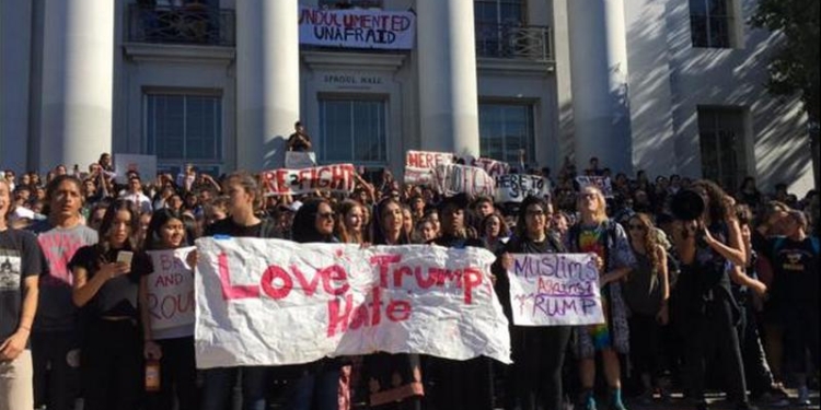 США грозит свой майдан? В Окленде сожгли чучело Трампа