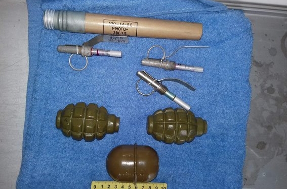 Из Мариуполя в Николаев 22-летний молодой человек пытался вывезти гранаты. Но полицейским сказал, что это его друзья так пошутили