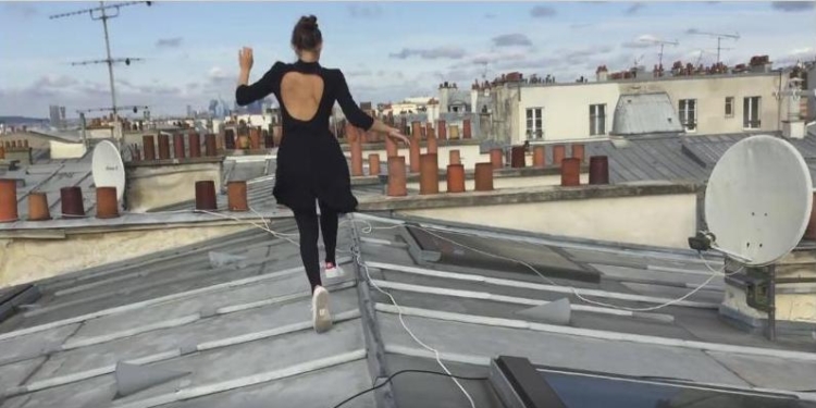 Красная помада и маленькое черное платье – такой наряд хорош и для покорения крыш Парижа