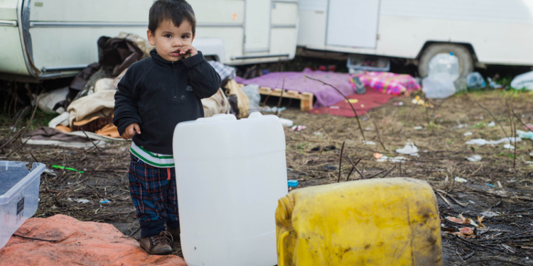 Полторы тысячи брошенных мигрантами детей из стихийного лагеря «Джунгли» власти Франции начали расселять в центры приема беженцев