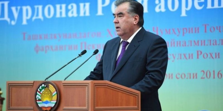 «Очень приятно, царь»: президент Таджикистана подписал законы о музее, премии и ордене имени себя