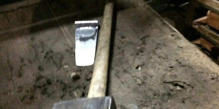 В Николаеве психически нездоровый мужчина с колуном напал на врачей