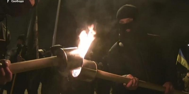 «Рабів до раю не пускають!»: в Сумах День достоинства и свободы отметили шествием с фаерами и факелами