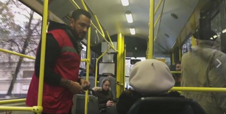 И почему в Николаеве нет таких кондукторов? В киевском троллейбусе парень прямо на ходу танцевал сальсу