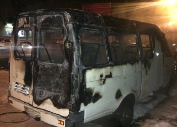 В Николаеве на ул.Строителей загорелся микроавтобус. Подожгли?