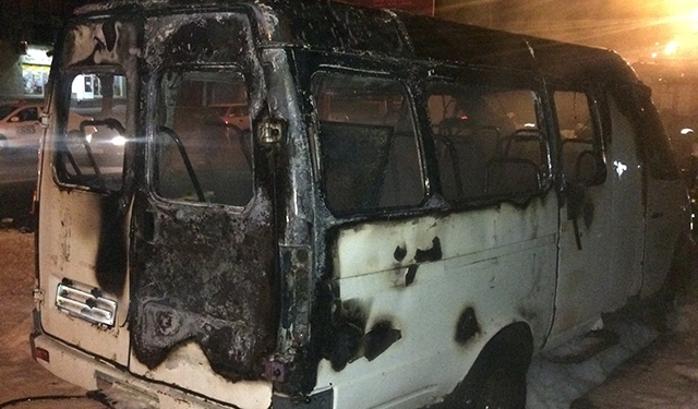 В Николаеве на ул.Строителей загорелся микроавтобус. Подожгли?