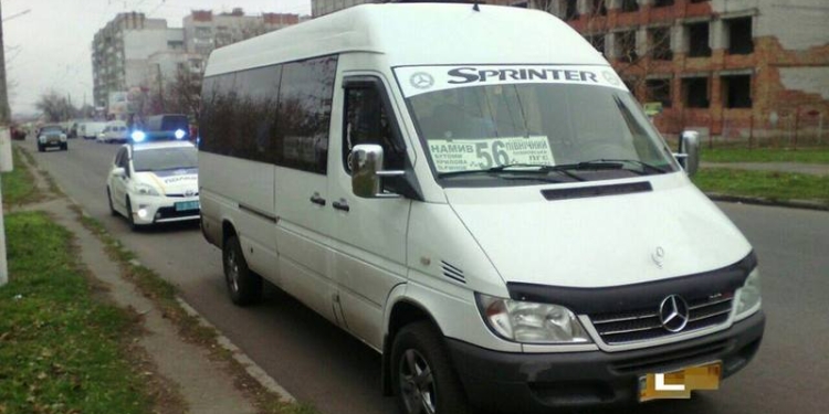 В Николаеве по 56-му маршруту водитель перевозил пассажиров «под кайфом». Но пассажиры за него заступались
