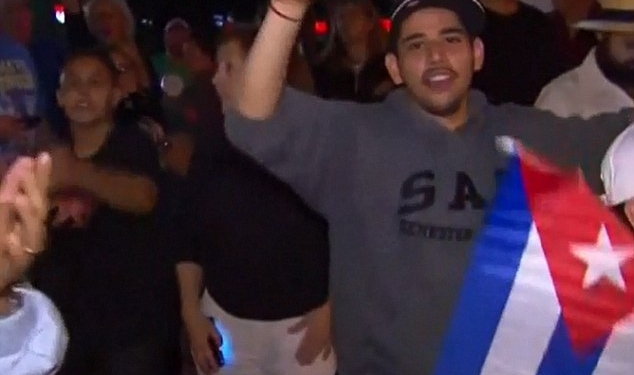 В ритме сальсы: сотни кубино-американцев в Майями праздновали смерть Фиделя Кастро танцами