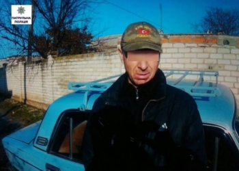 На «шестерке» под кайфом и с канабисом в кармане: в Николаеве патрульные задержали такого водителя