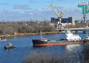 В Николаеве развели мосты – с завода имени 61-го коммунара после ремонта вышло судно