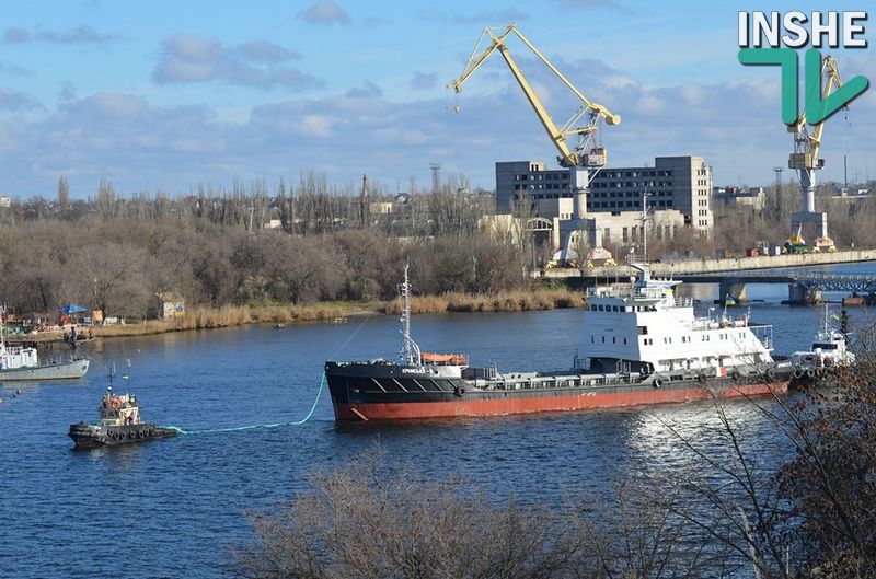 В Николаеве развели мосты – с завода имени 61-го коммунара после ремонта вышло судно 5