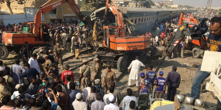 В Пакистане столкнулись два поезда – 16 человек погибли