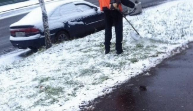 «Дело есть у нас в самый трудный час»: выпавший в Москве снег – не повод не косить траву