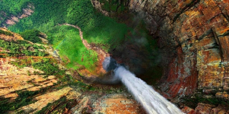 Захватывающее зрелище – самый высокий в мире водопад Анхель с высоты птичьего полета