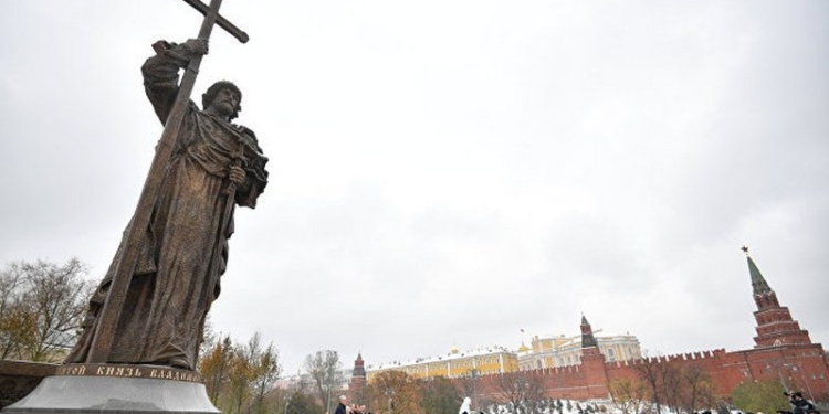 В Москве у стен Кремля открыли памятник князю Киевской Руси Владимиру Великому