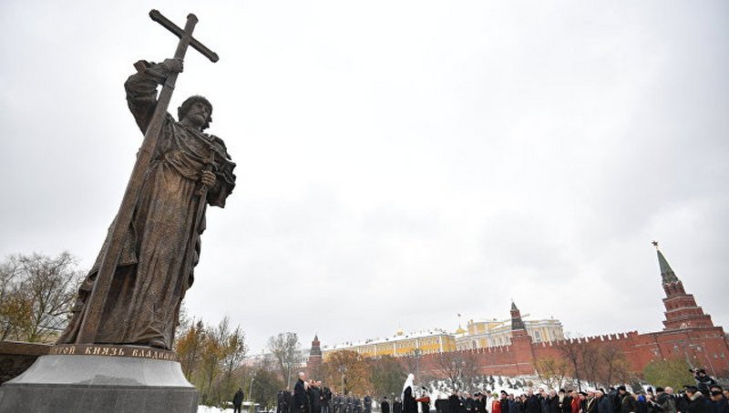 В Москве у стен Кремля открыли памятник князю Киевской Руси Владимиру Великому 1