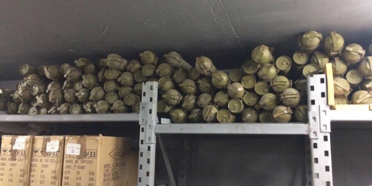 БТР, ракеты для “Града”, заряды к ПЗРК…В пригороде Киева обнаружен бункер, набитый оружием