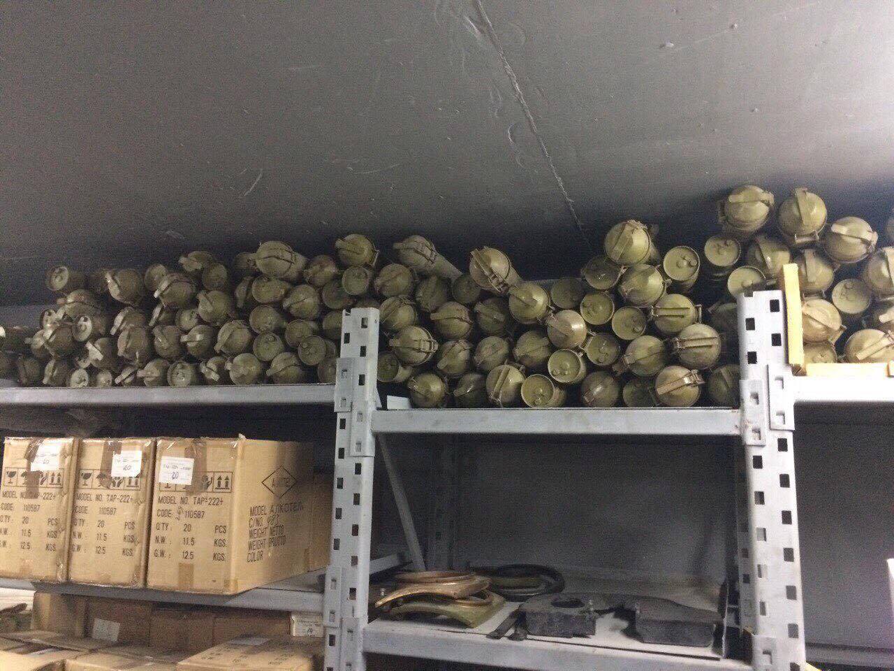 БТР, ракеты для “Града”, заряды к ПЗРК…В пригороде Киева обнаружен бункер, набитый оружием