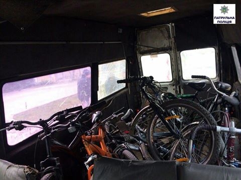 В Николаеве задержали микроавтобус с крадеными велосипедами