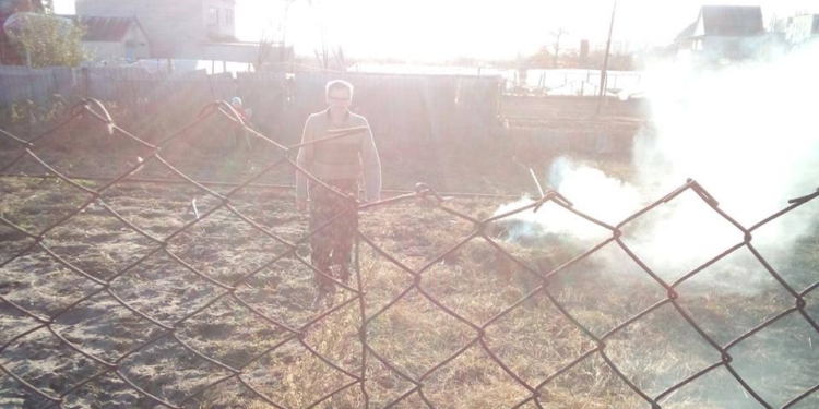 Листья жечь нельзя, но в Николаеве их агрессивно жгут. А тем, кто не согласен, дают по голове