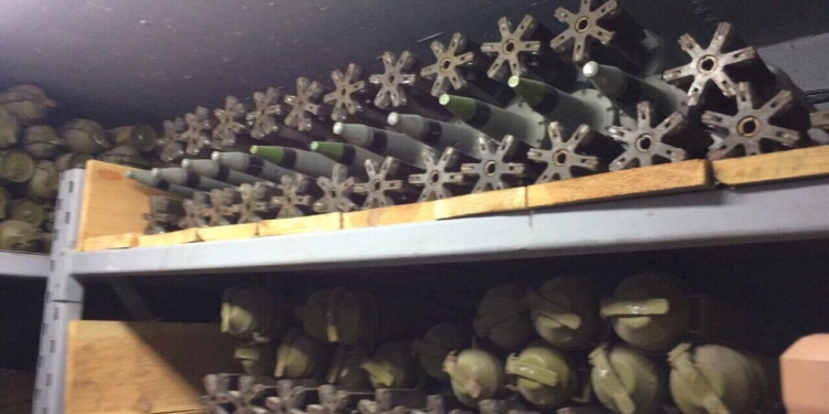 БТР, ракеты для “Града”, заряды к ПЗРК…В пригороде Киева обнаружен бункер, набитый оружием