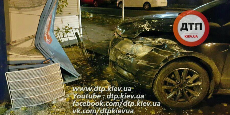 В Киеве пьяные избили девушку-патрульную, она в больнице