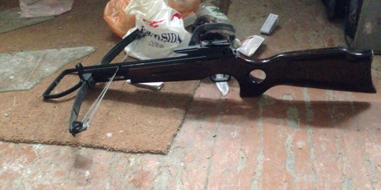 В Николаеве рецидивист угрожал невестке арбалетом и пытался отравить своих внуков