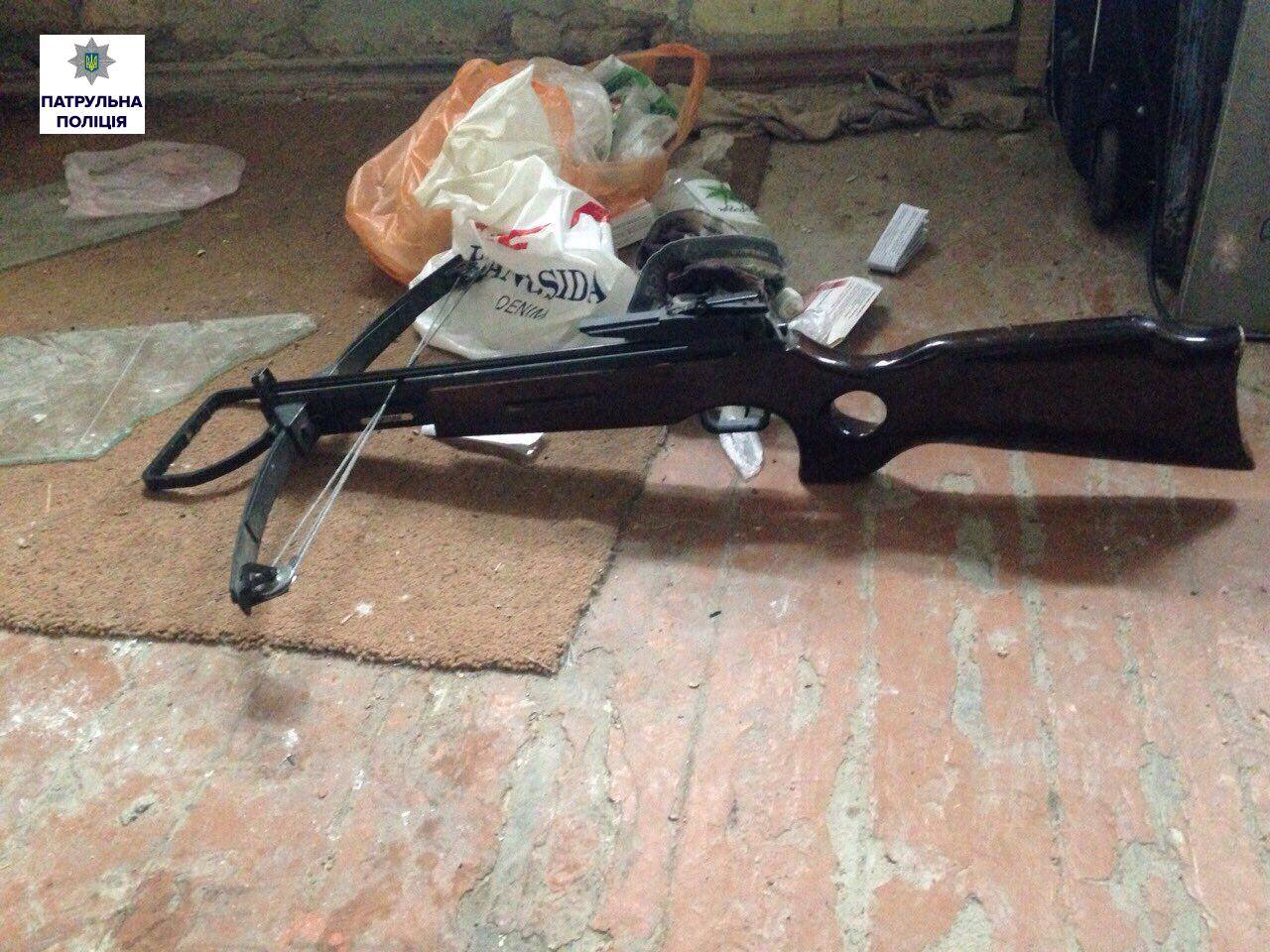 В Николаеве рецидивист угрожал невестке арбалетом и пытался отравить своих внуков