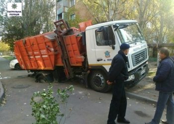 В Николаеве патрульная полиция предупредила тепловиков об ответственности за разрушение дороги – один МАЗ уже провалился