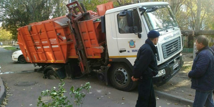 В Николаеве патрульная полиция предупредила тепловиков об ответственности за разрушение дороги – один МАЗ уже провалился