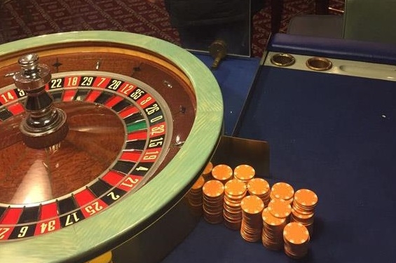 Столы, фишки, карты, деньги. Подробности обыска в 2 казино Николаева