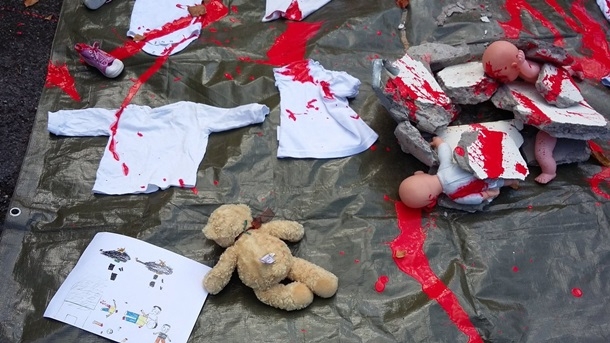 Посольство РФ в Ирландии забросали “окровавленными младенцами”