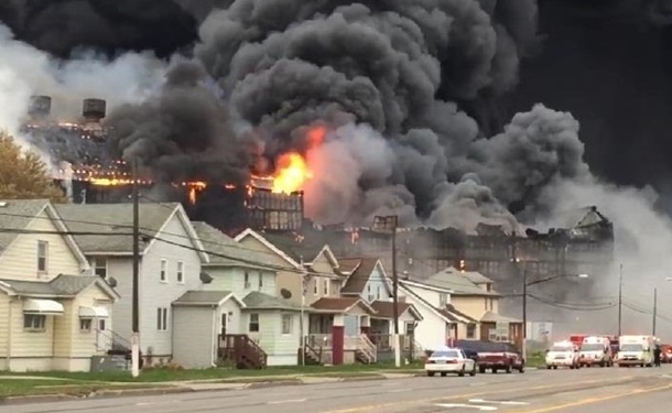 В США горит старый сталелитейный завод – он использовался как склад лодок и машин