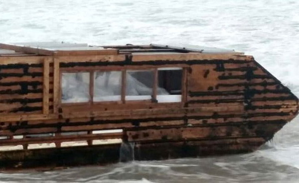 “Жертвую бездомным». К берегу прибило плавучую хижину на солнечных батареях с запиской внутри