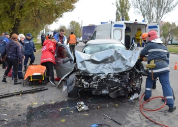 Утреннее ДТП в Николаеве: трое человек в больнице, а доставать водителя из ВАЗ-2112 пришлось десятерым спасателям