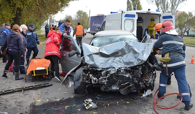 Утреннее ДТП в Николаеве: трое человек в больнице, а доставать водителя из ВАЗ-2112 пришлось десятерым спасателям