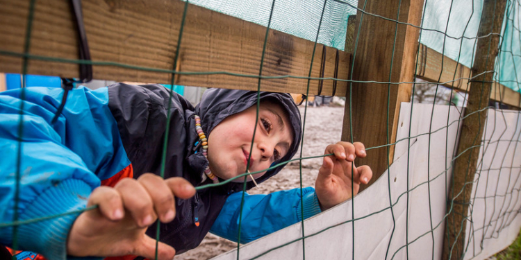 Полторы тысячи брошенных мигрантами детей из стихийного лагеря «Джунгли» власти Франции начали расселять в центры приема беженцев