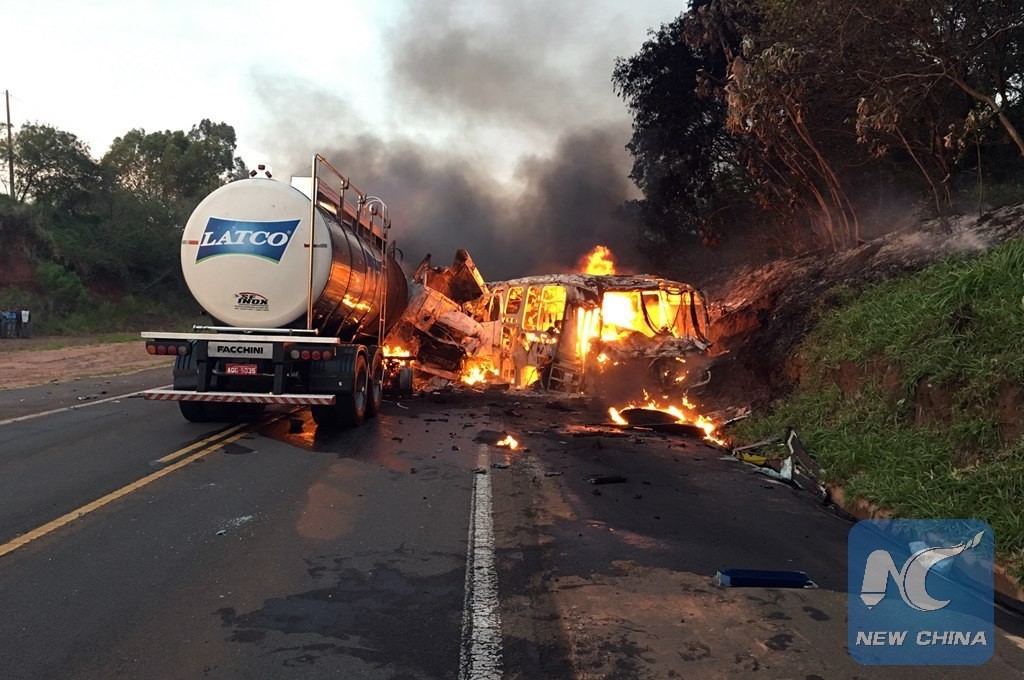 В Бразилии автобус столкнулся с бензовозом. Более 20 пассажиров погибли 1